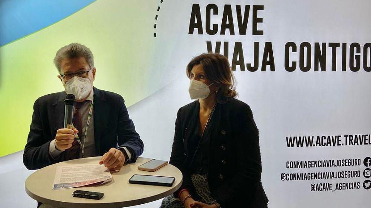 Martí Sarrate y Catiana Tur, presidente y gerente de la patronal Acave, en Fitur.