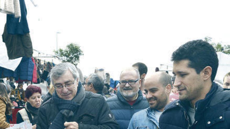 Los socialistas, en el mercadillo.