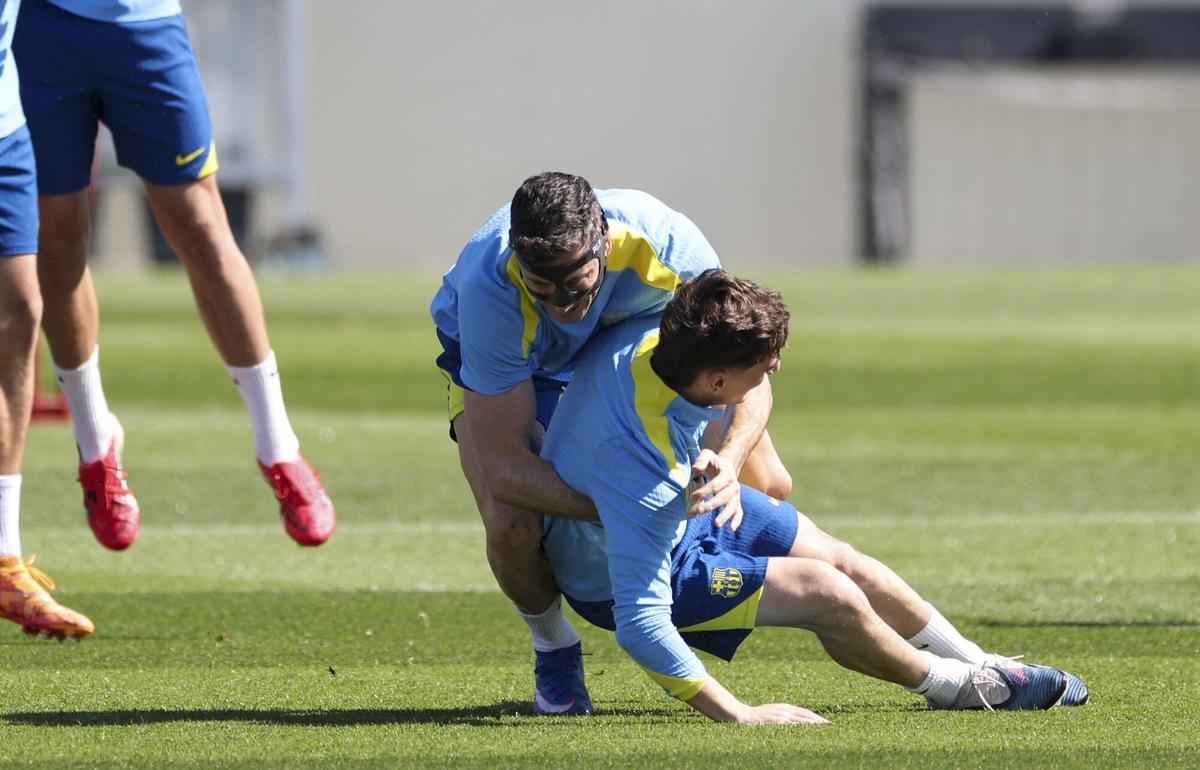 Lewandowski bromea con Gavi en un entrenamiento del Barça