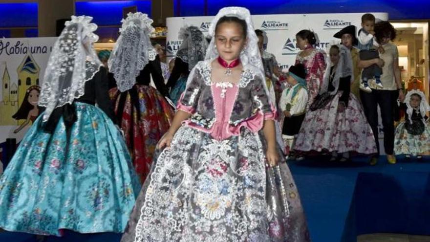 Un momento del desfile, con varios niños vestidas con indumentaria festera.