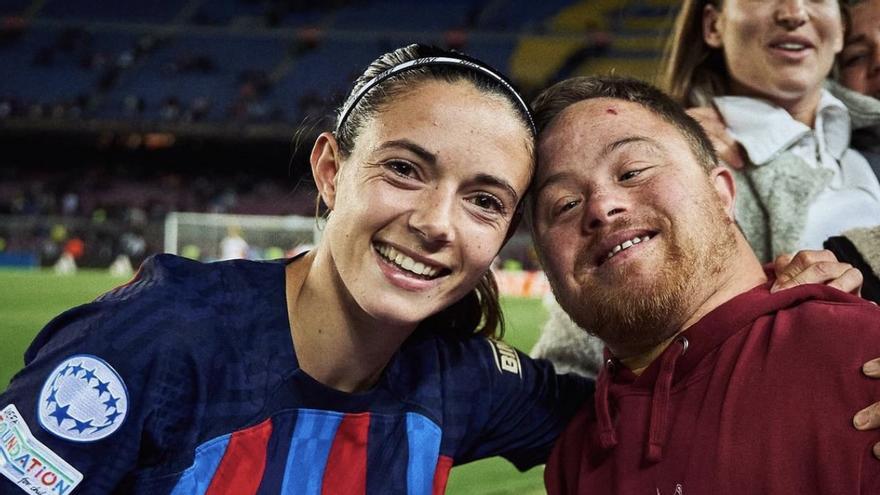 Aitana y su amigo Pol en el Spotify Camp Nou