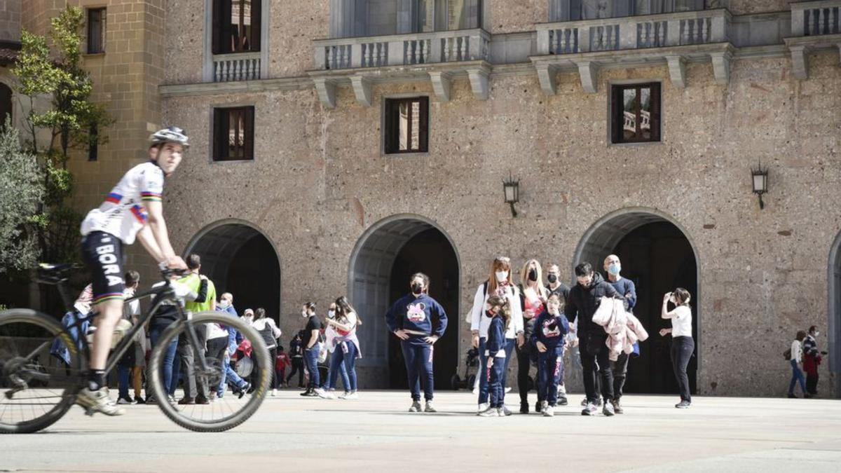 Visitants a Montserrat la Setmana Santa passada | ARXIU/OSCAR BAYONA