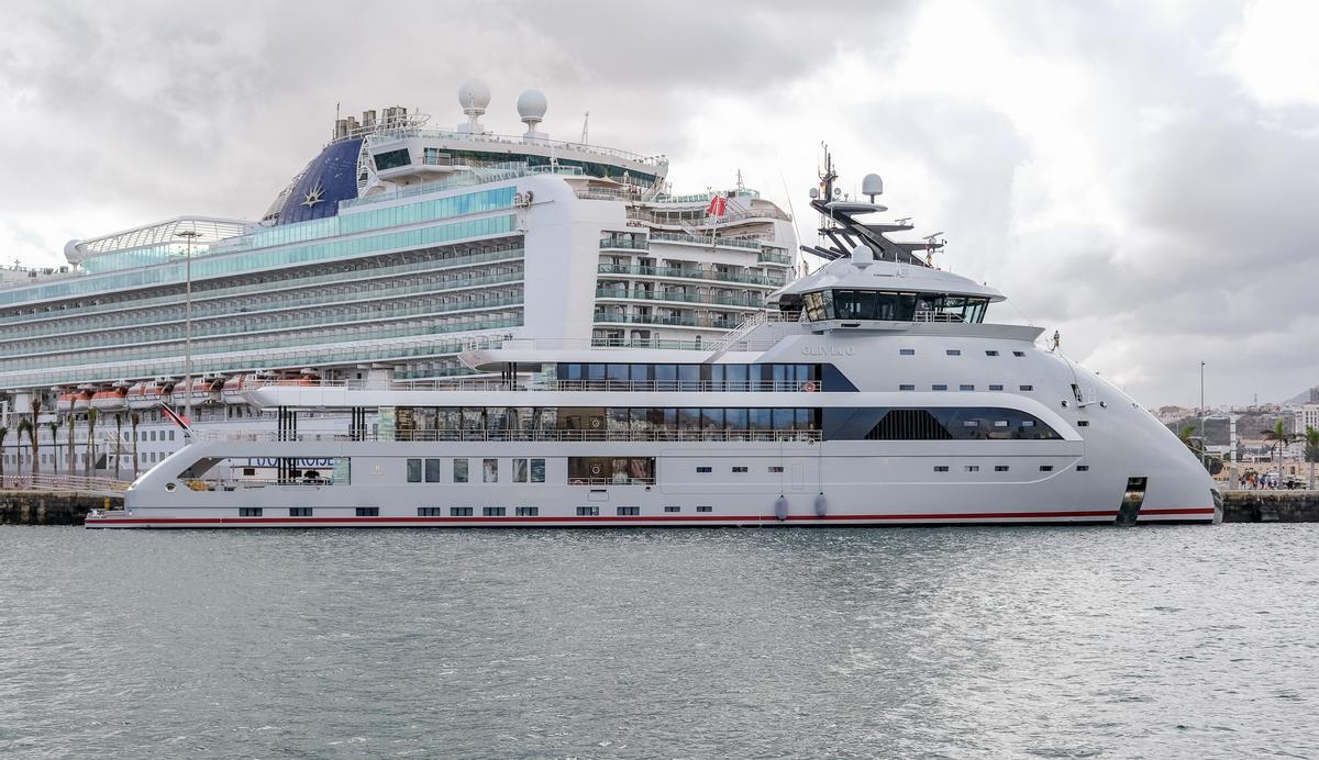 El 'Olivia O' delante de uno de los cruceros atracados en el Muelle Santa Catalina