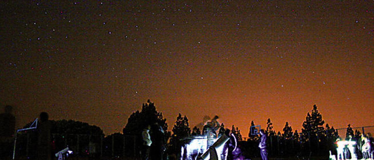 Un grupo de aficionados a la astronomía disfrutaron el pasado martes de &#039;La noche de las Perseidas&#039; desde el Garañón,