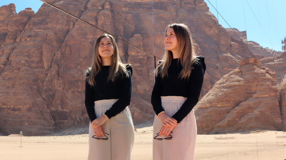 Andrea Muñoz, junto al edificio Maraya, en Arabia Saudí.