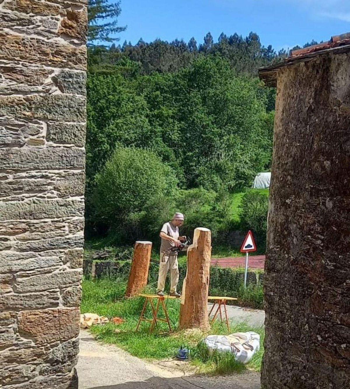 Xesús Padín, en las diferentes etapas de trabajo con los troncos de los dos cedros.