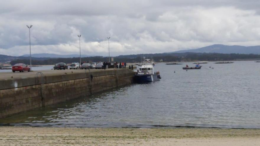 Las autoridades judiciales llegando al muelle de O Cabodeiro, en la Illa de Arousa, para levantar el cadáver. // Noé Parga