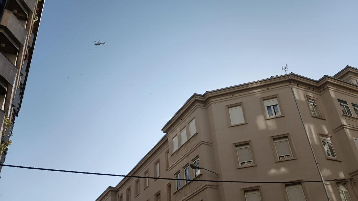 Un helicóptero sobrevolando el centro de Ourense esta mañana dentro de un operativo contra el crimen organizado.