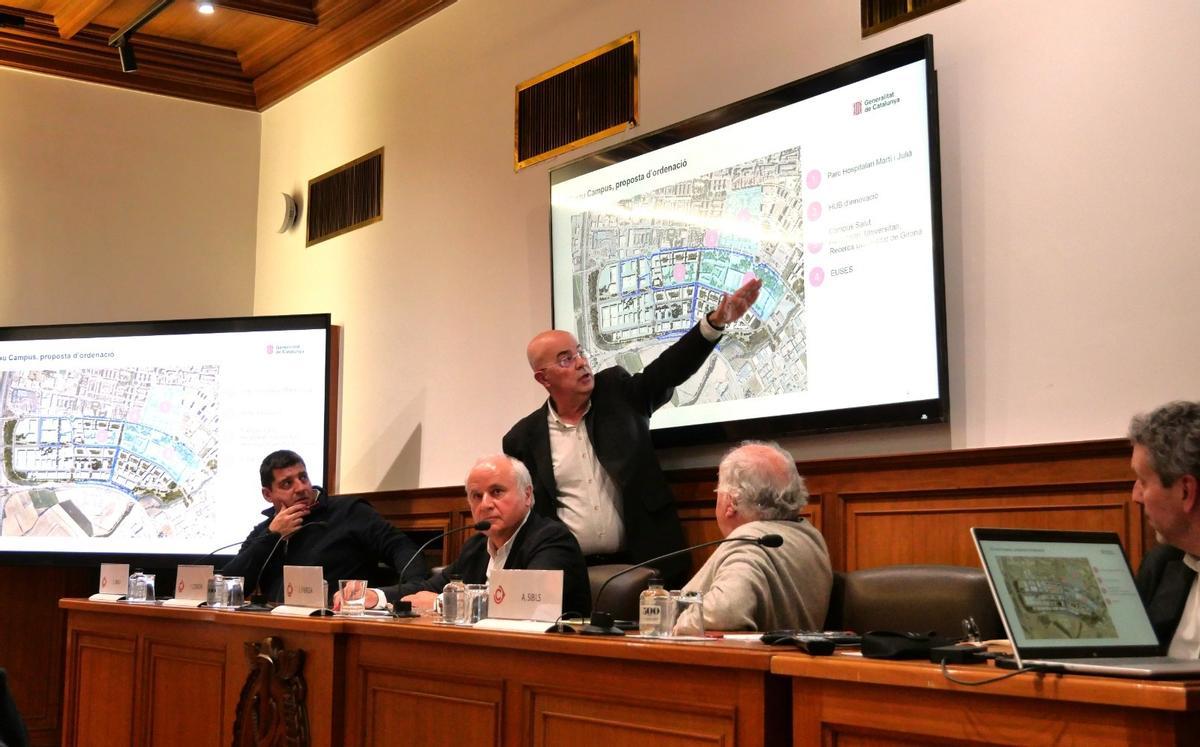 Ferran Cordón durant l'explicació del projecte a la Cambra de Comerç de Girona.