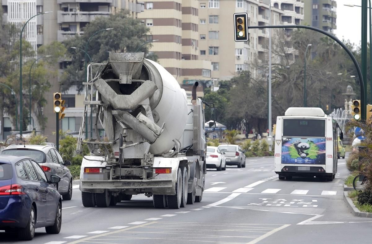 Un camión por las calles de Málaga.