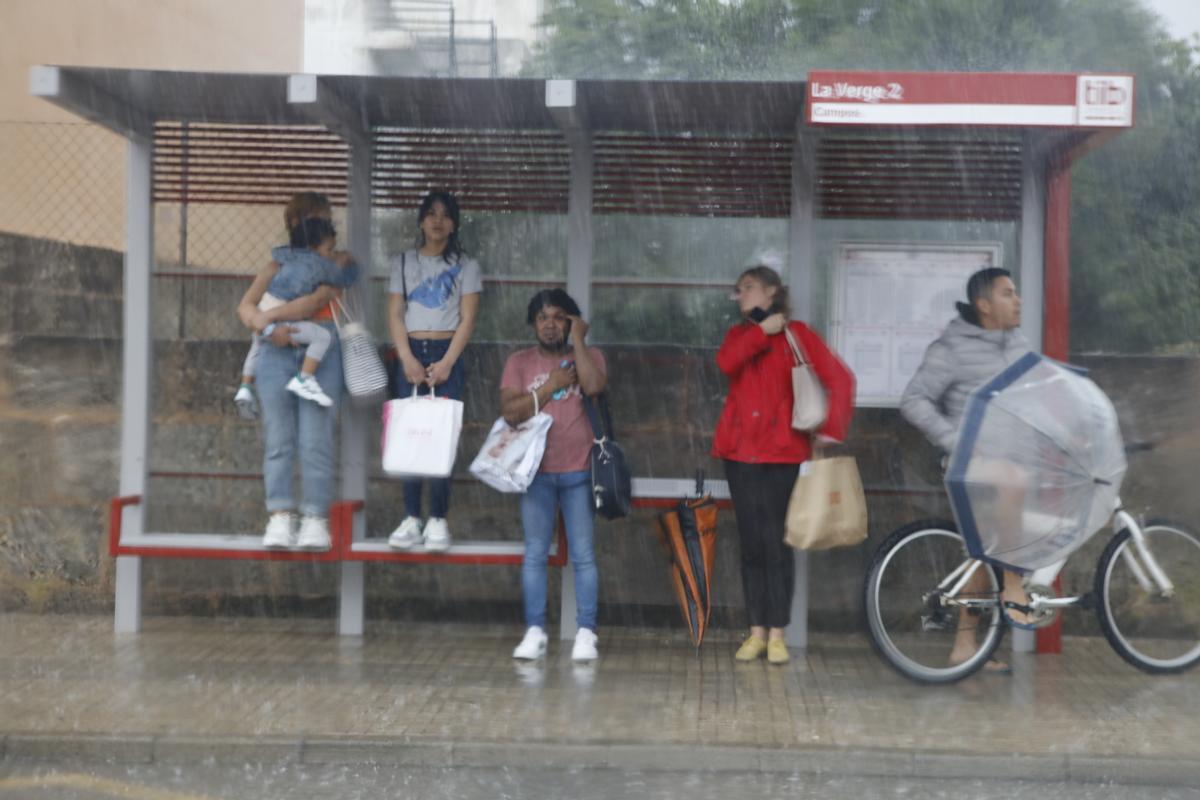 Menschen warten in Campos am 1. Juni während des Unwetters auf einen Bus.