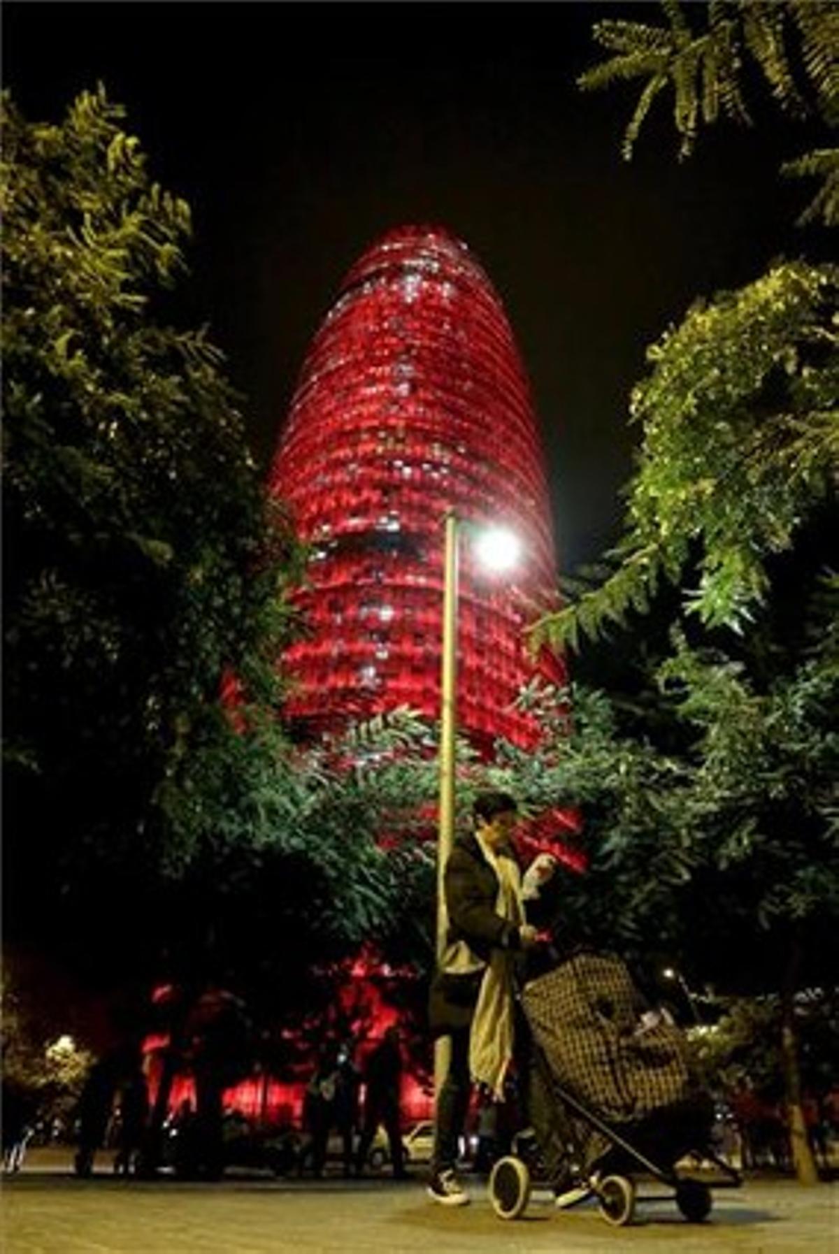 La Torre Agbar, il·luminada en motiu del Dia Mundial de la Sida.