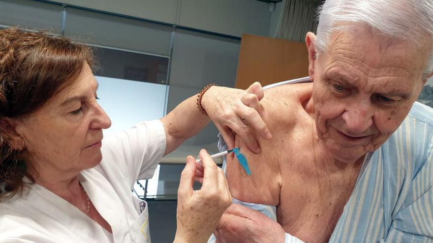 Un hombre vacunándose, en imagen de archivo. |  Marta G. Brea