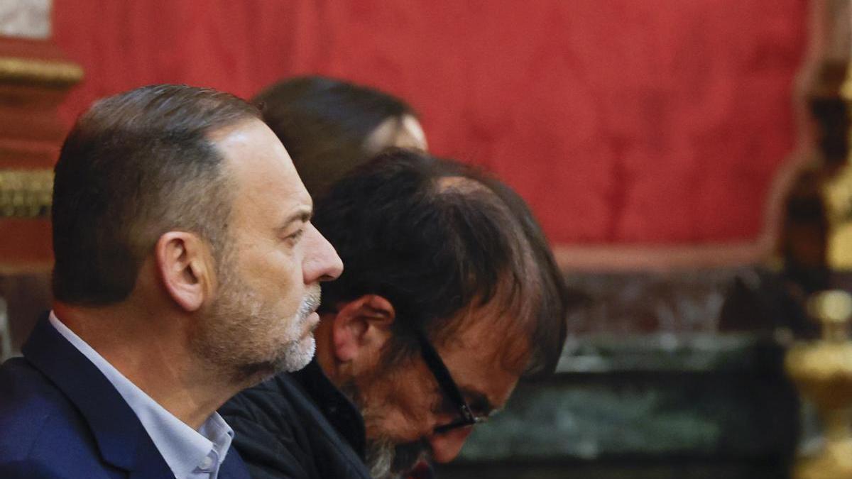 El exministro José Luis Ábalos (i) y su exasesor Koldo García (d) en el banquillo de los acusados durante el juicio por el 'caso mascarillas' en el Tribunal Supremo, a 7 de abril de 2026, en Madrid (España).