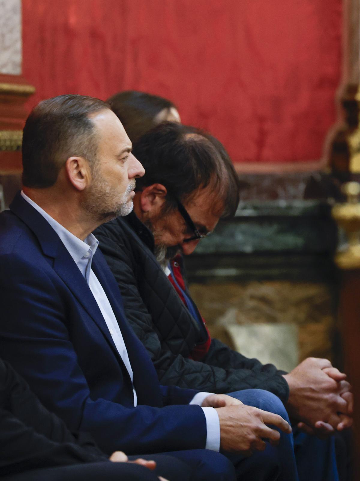 El exministro José Luis Ábalos (i) y su exasesor Koldo García (d) en el banquillo de los acusados durante el juicio por el 'caso mascarillas' en el Tribunal Supremo, a 7 de abril de 2026, en Madrid (España).