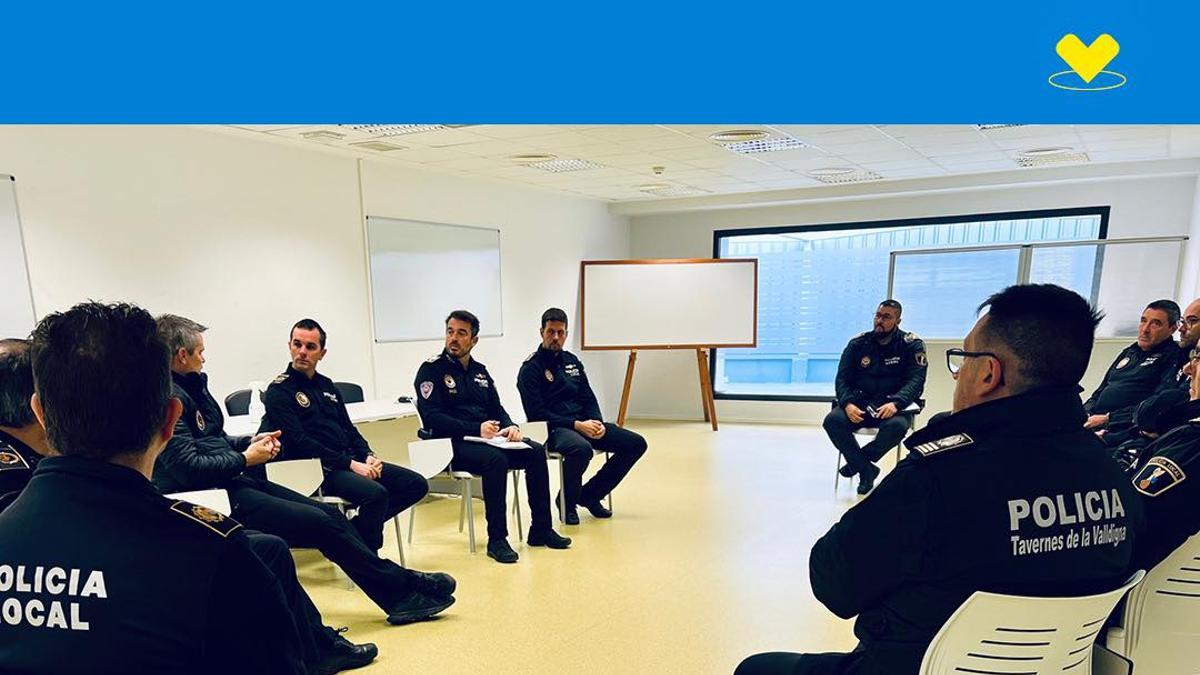 La reciente reunión de agentes de policías locales de la Safor, en la sede del cuerpo en Gandia