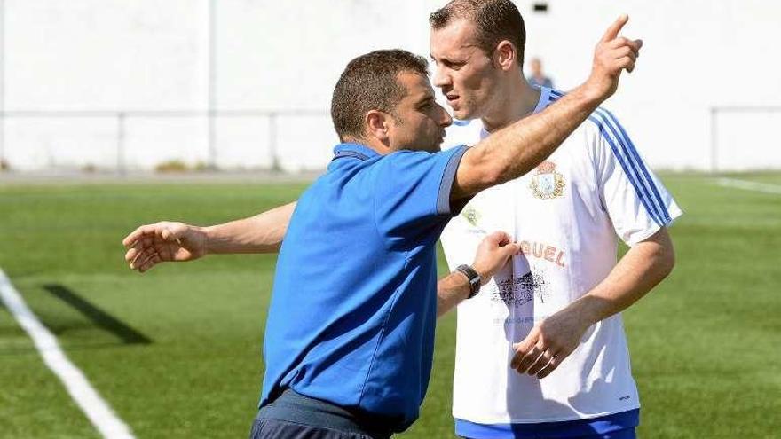 Amador en su primer partido en el banquillo de O Carrasco. // R.V.