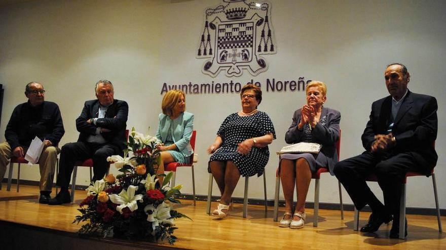 Por la izquierda, Tino Fombona, Miguel Ángel Fuente, Amparo Antuña, Rosa María Noval, Maruja Torrijos y Pepe Gil.