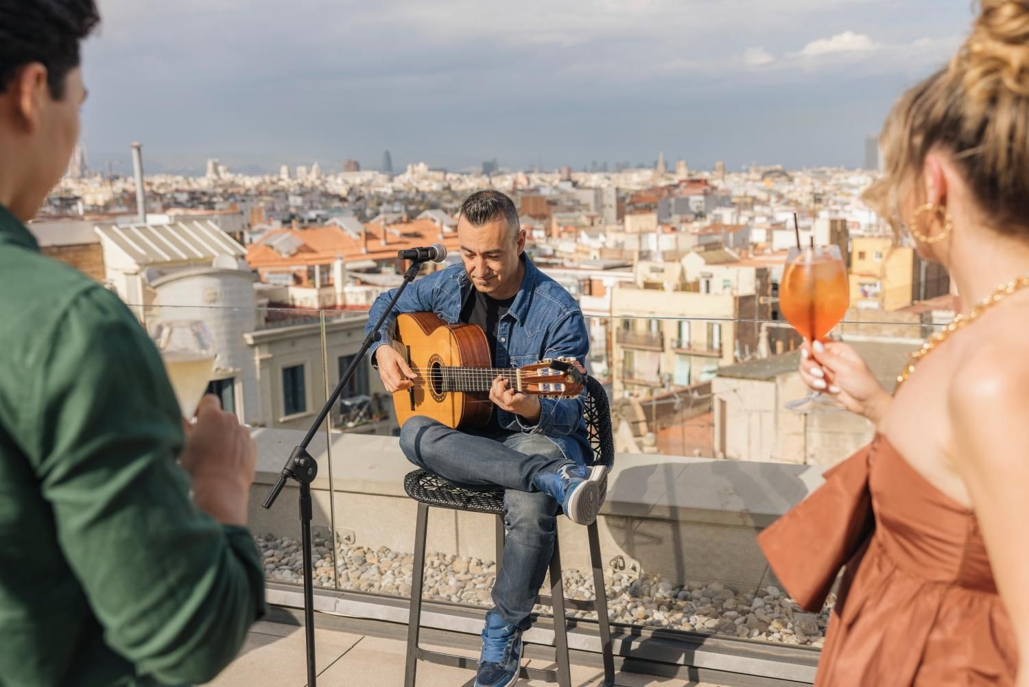 Guitarrista en su rooftop.
