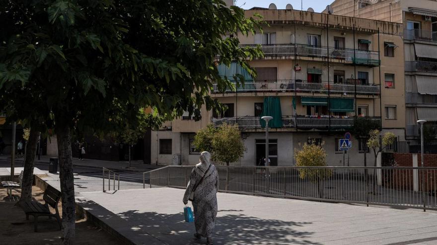 Una dona passeja per Rocafonda, el barri de Mataró amb més població nascuda en altres països, un 38,99%. | ZOWY VOETEN