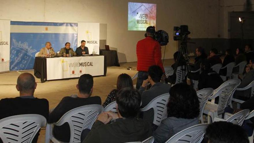 Música en un viejo depósito de agua