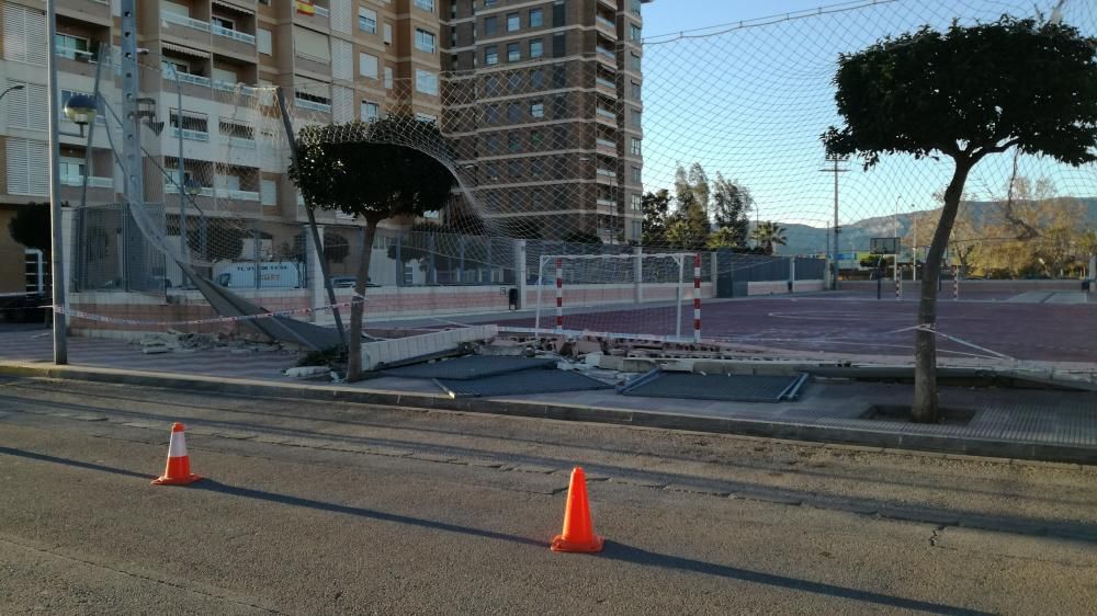 El muro del Colegio Maristas que ha caído por el fuerte poniente que sopla hoy en Cullera.