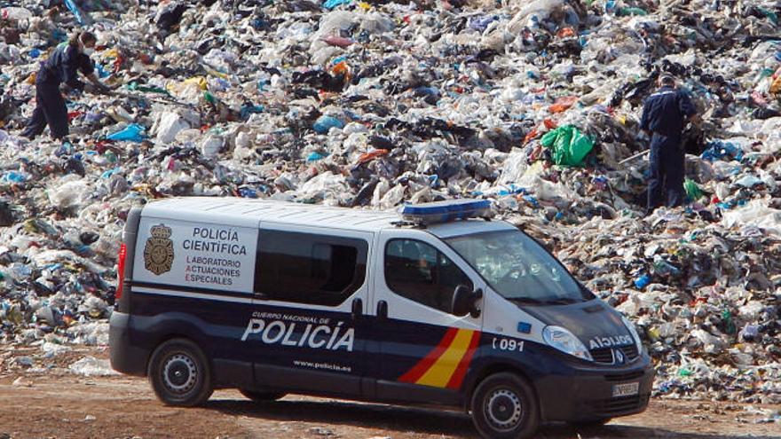 Tareas de búsqueda del cadáver del niño en el vertedero de Dos Aguas.