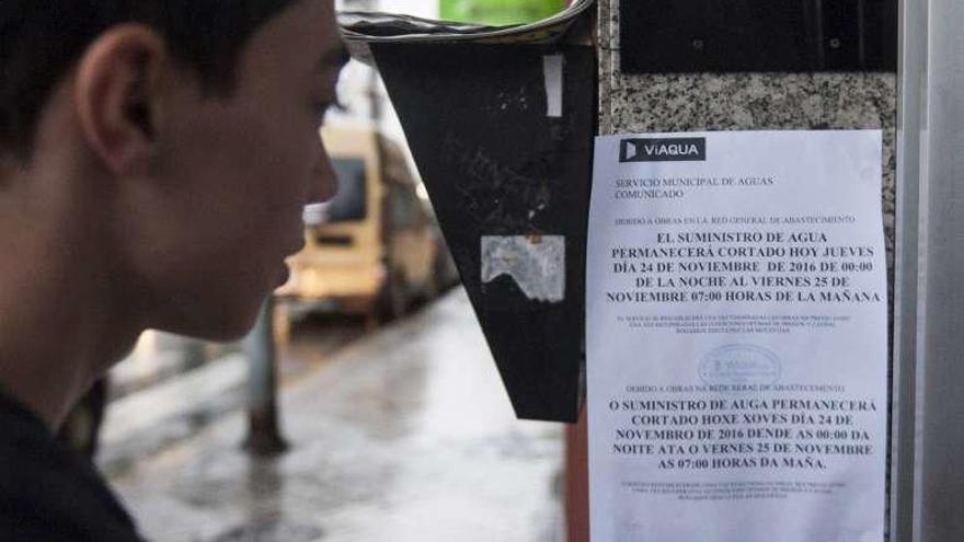 Cartel informativo sobre el corte en la avenida de Zamora. // Brais Lorenzo