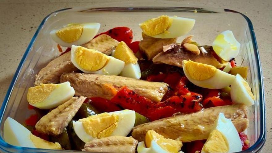 Vídeoreceta de la semana: Ensalada de pimientos, caballa y huevo