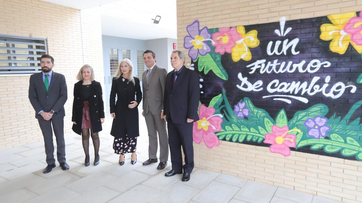 La consejera de Desarrollo Educativo y Formación Profesional, Patricia del Pozo, junto al alcalde de Córdoba, la directora del IES Miralbaida y otras autoridades educativas.