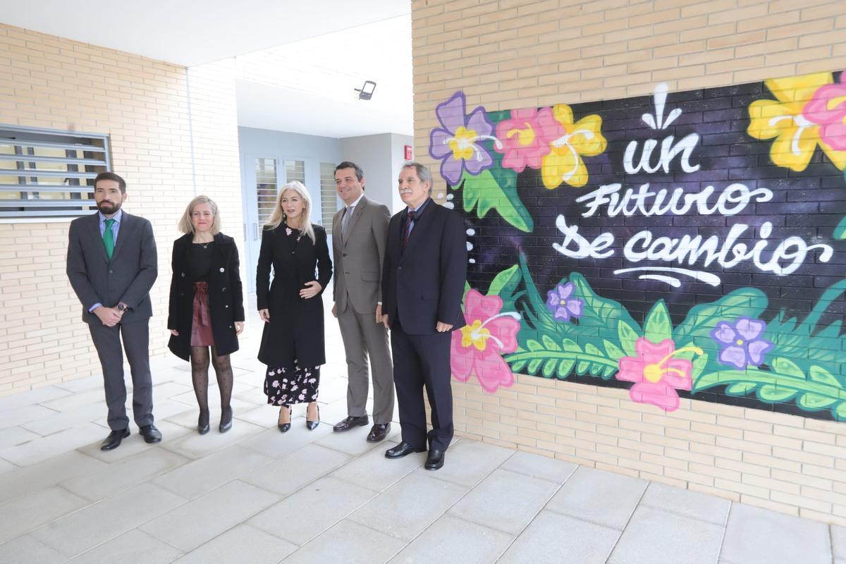 La consejera de Desarrollo Educativo y Formación Profesional, Patricia del Pozo, junto al alcalde de Córdoba, la directora del IES Miralbaida y otras autoridades educativas.