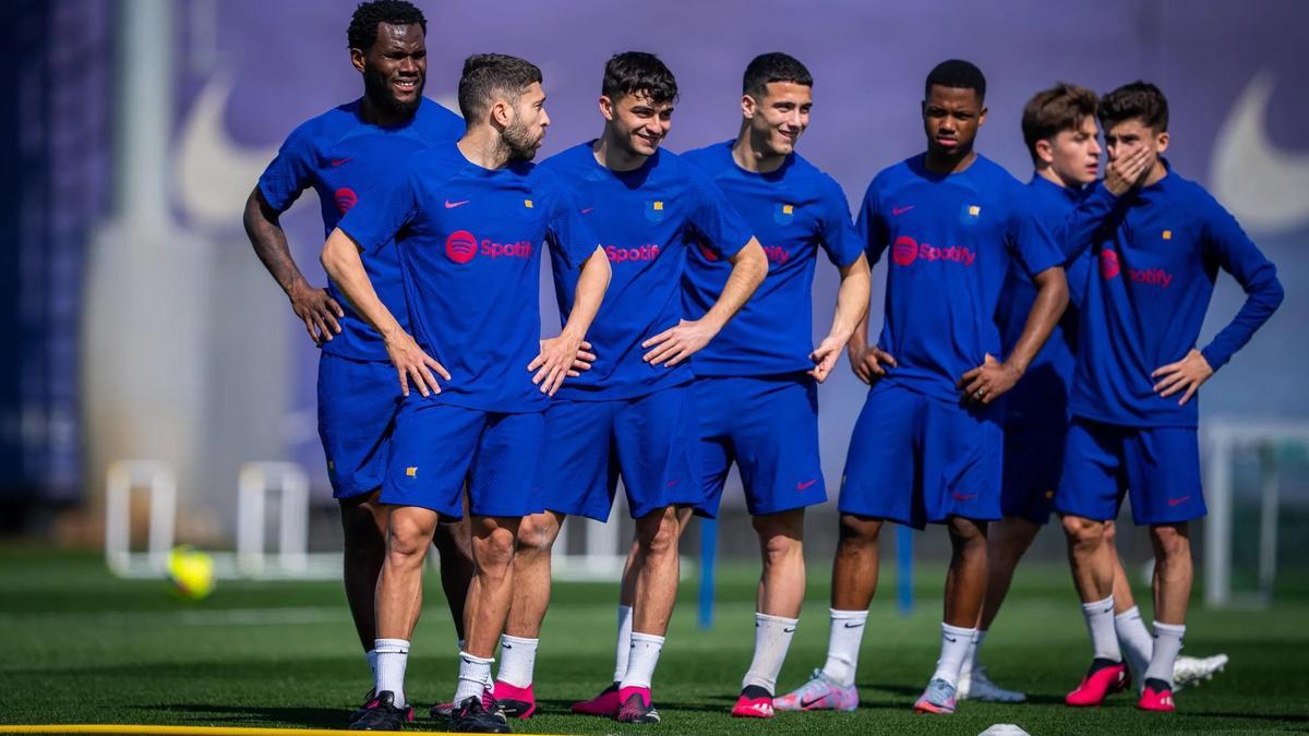 Pedri, en su primer entrenamiento con el grupo tras la lesión que sufrió el pasado 16 de febrero ante el United en el Camp Nou.