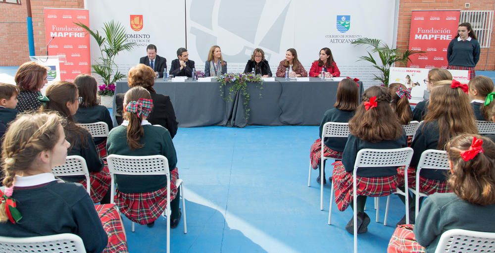 La Infanta Cristina entrega un premio de la Fundación Mapfre a una alumna del Colegio ALtozano