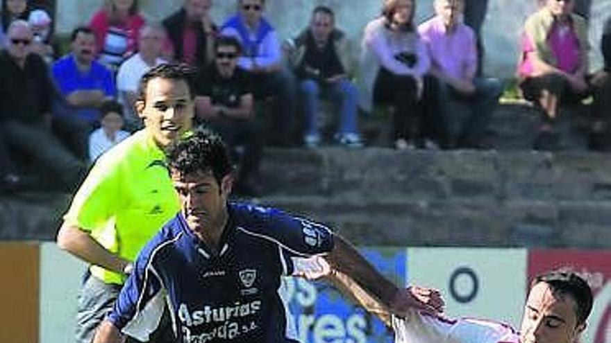 Rubén Suárez intenta irse de un jugador del Elgoibar en la primera eliminatoria.