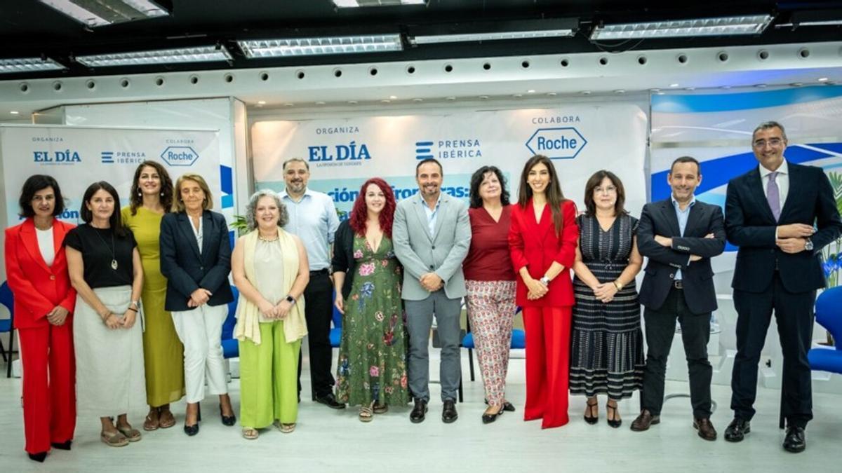 Foto de familia de los representantes de Roche Farma, la Administración y los profesionales sanitario