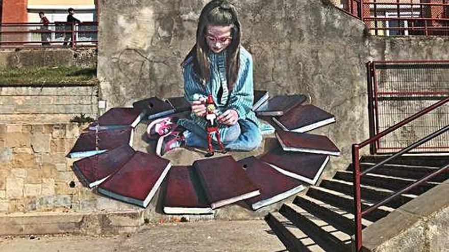 El mural de la nena envoltada de llibres i joguines