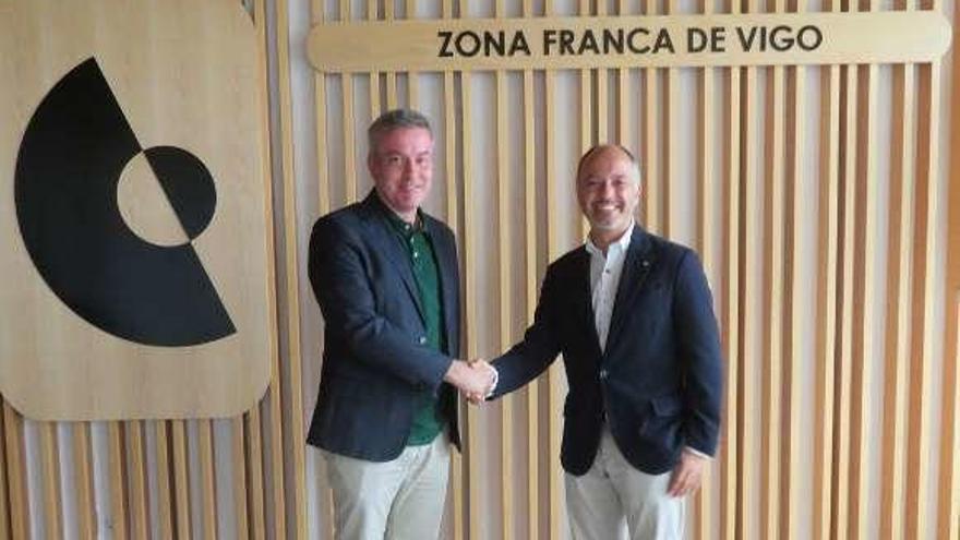 Luis Piña y David Regades, en la firma del convenio en Bouzas. // D.P.