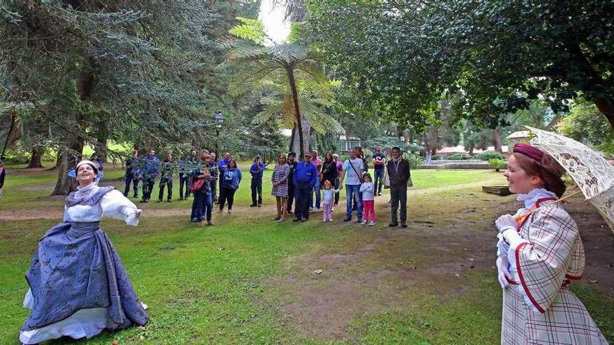 Dos actrices durante las visitas teatralizadas en los jardines del castillo de Soutomaior. // Marta G. Brea