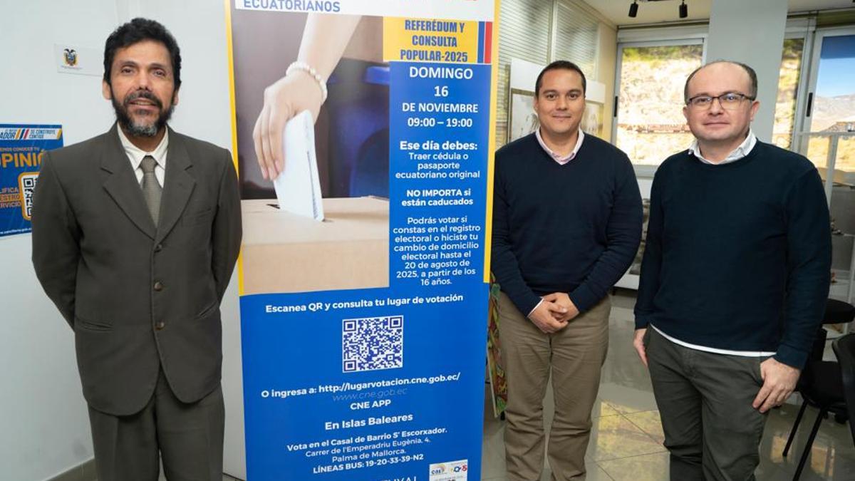 El cónsul Julio César Lalama junto al cartel informativo de la votación.