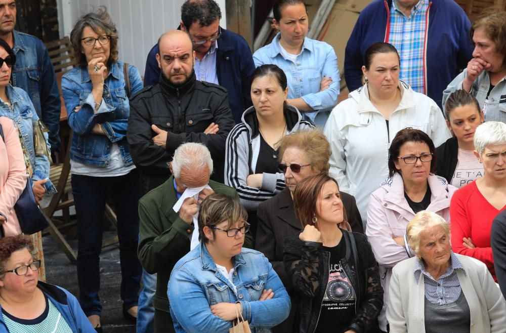 Emotivo minuto de silencio de los vecinos de Cudillero al recordar al joven fallecido David Carragal