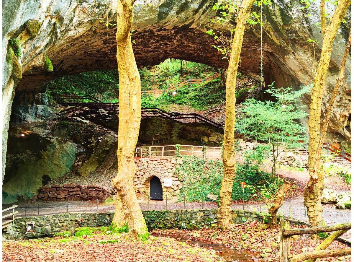 Exterior de las cuevas de Zugarramurdi