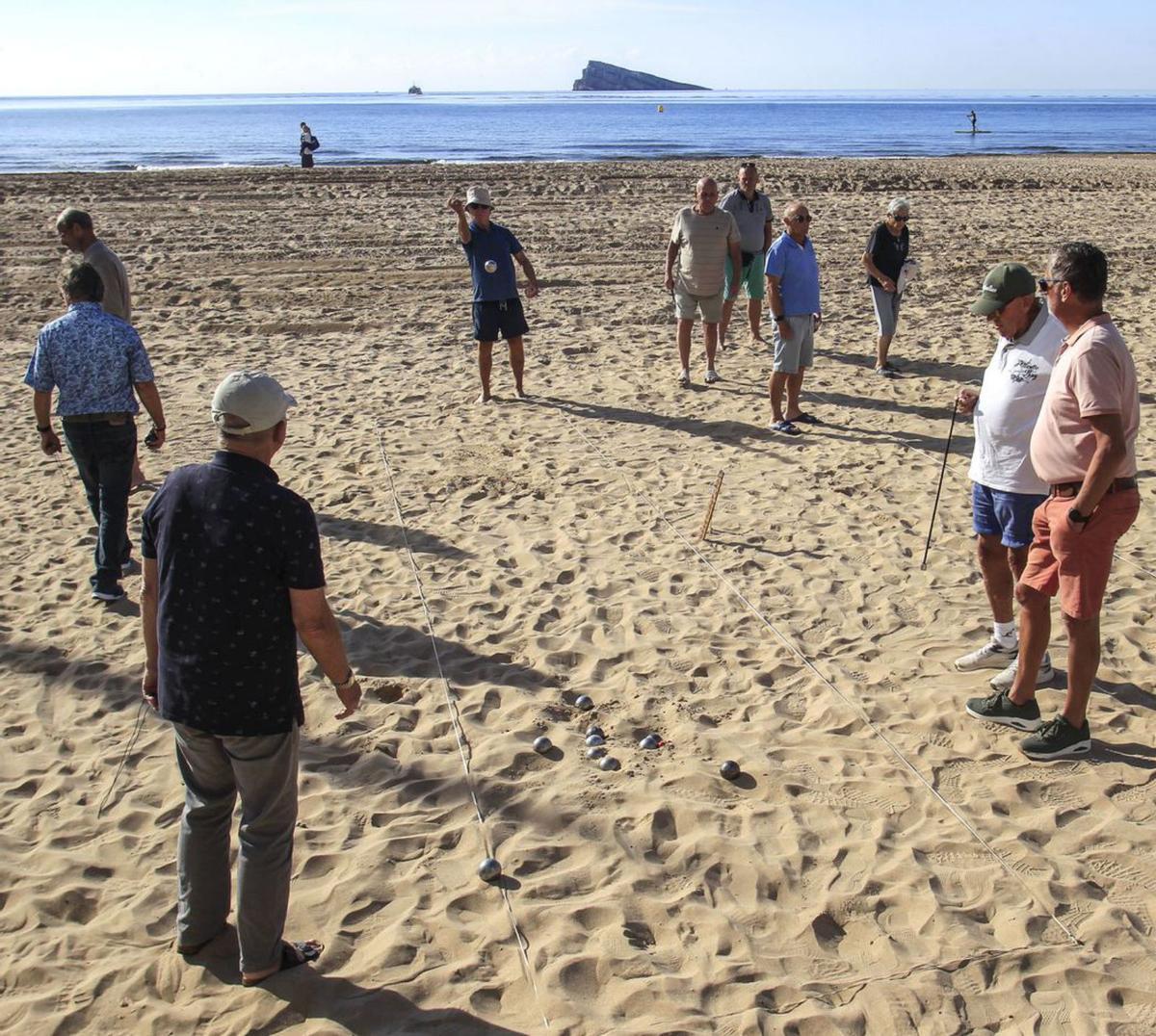 Auch am Strand lässt sich eine Runde Petanca ganz einfach starten.