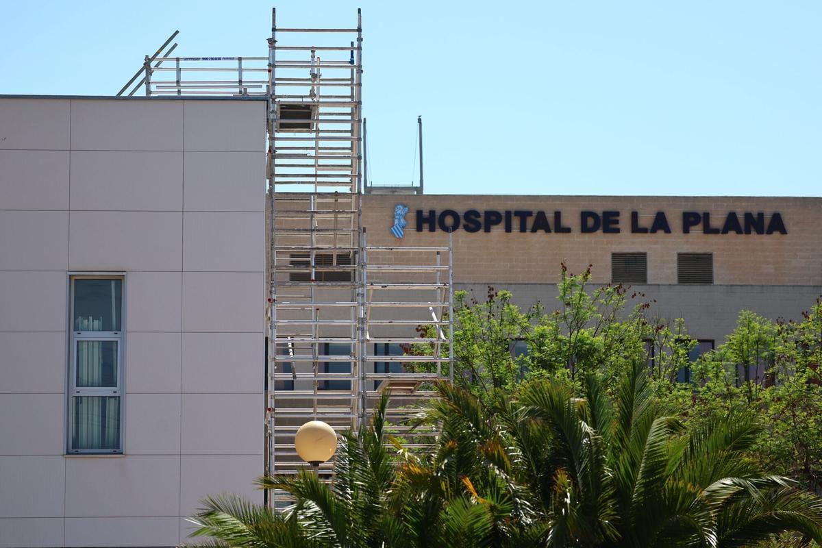 Foto del andamio que hay montado en una de las fachadas laterales del hospital.