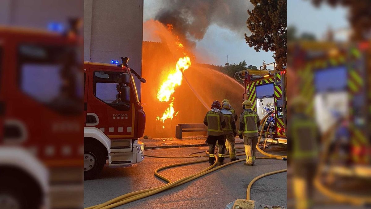 Els Bombers treballant per apagar les flames.