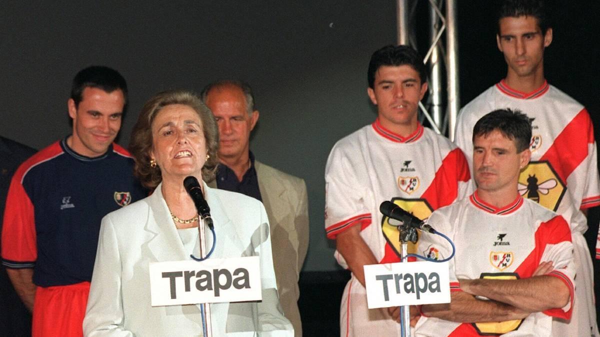 Teresa Rivero junto a los jugadores del Rayo Vallecano.