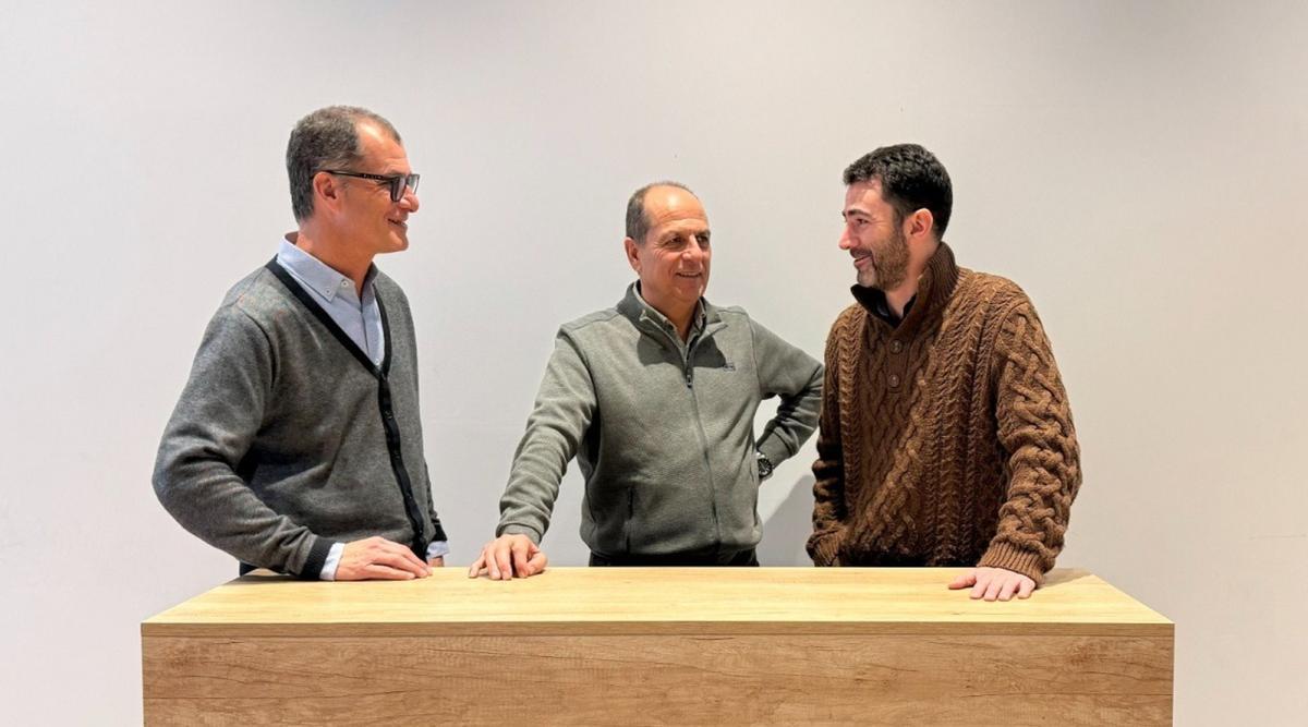 Joan i Josep Company amb Albert Bosch de Housfy després de signar l'acord.