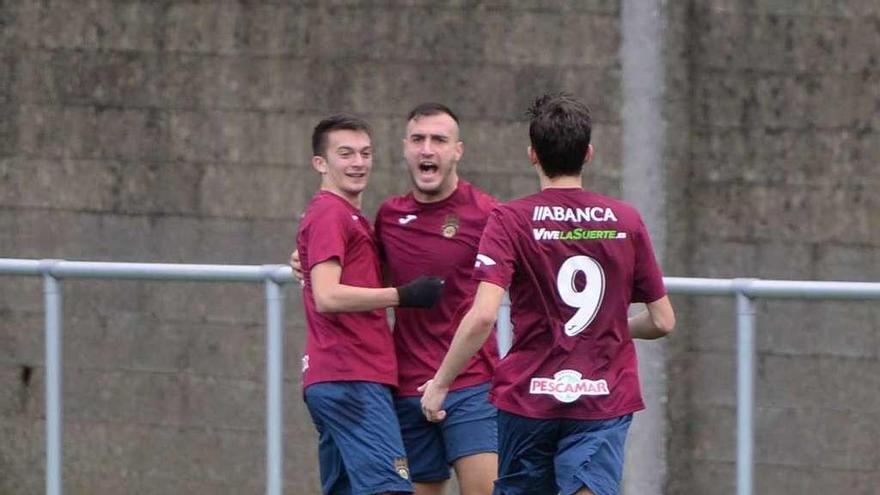 Pastoriza, Cantero y Miguel celebran el tercer tanto ante el Juventud Cambados. // Gustavo Santos