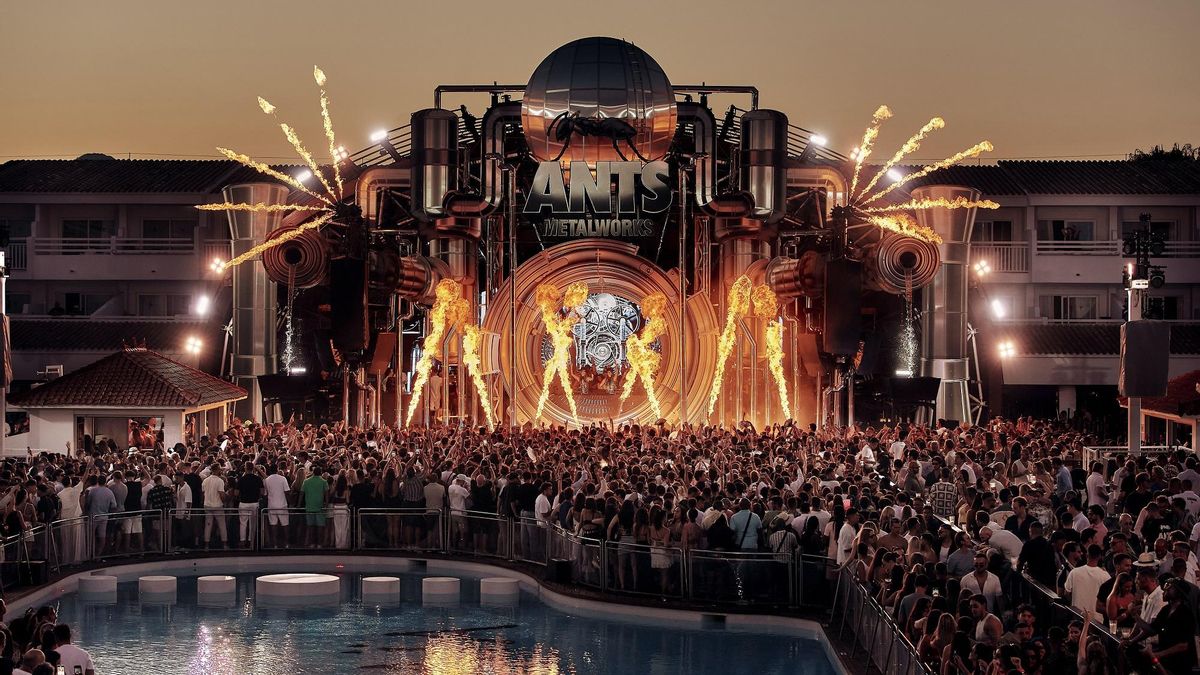 El escenario de Ushuaïa Ibiza durante la fiesta de ANTS Metalworks.