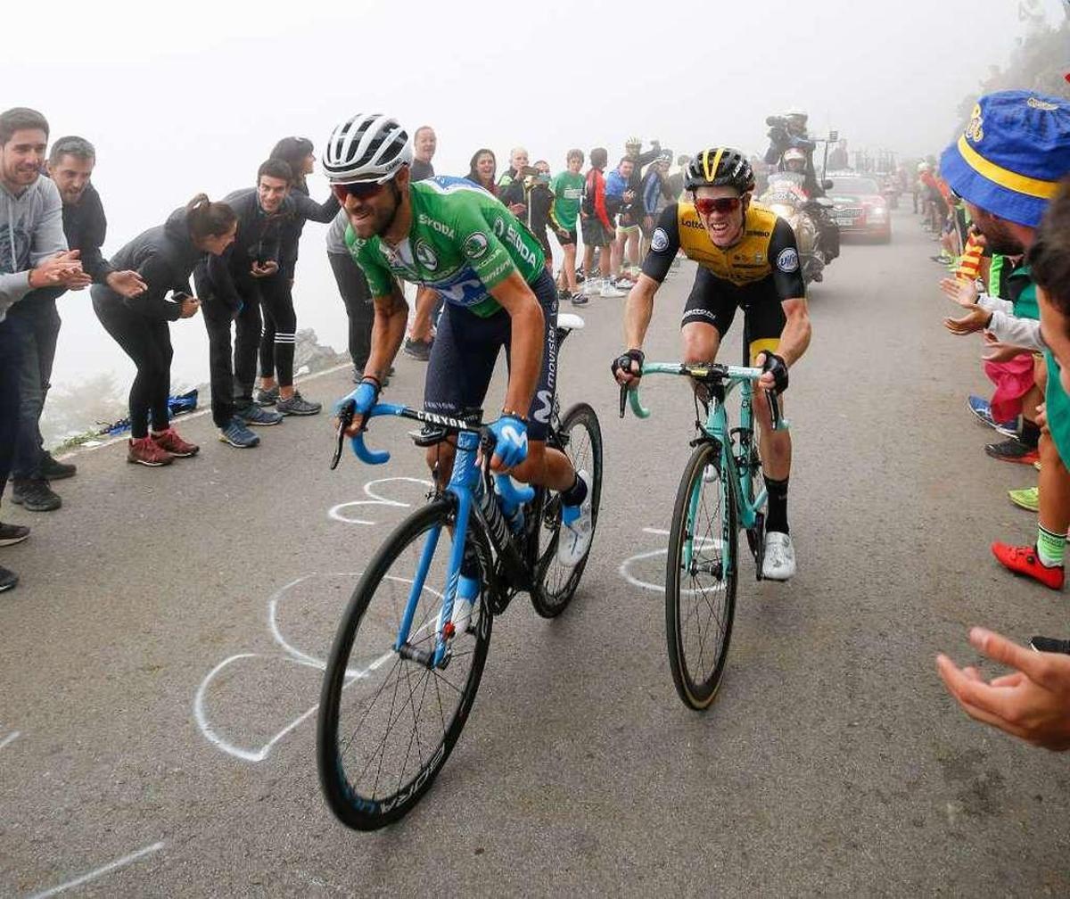 Los Lagos coronan al francés Pinot entre la niebla
