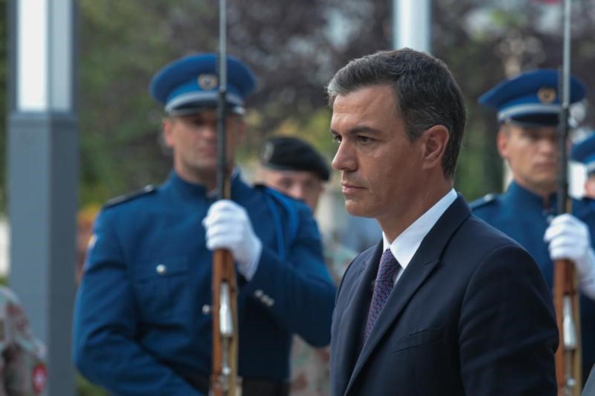 El presidente del Gobierno, Pedro Sánchez, durante la ofrenda floral por los 23 militares españoles fallecidos en Bosnia, el pasado 30 de julio de 2022 en la plaza de España de la ciudad de Mostar, en Bosnia y Herzegovina.